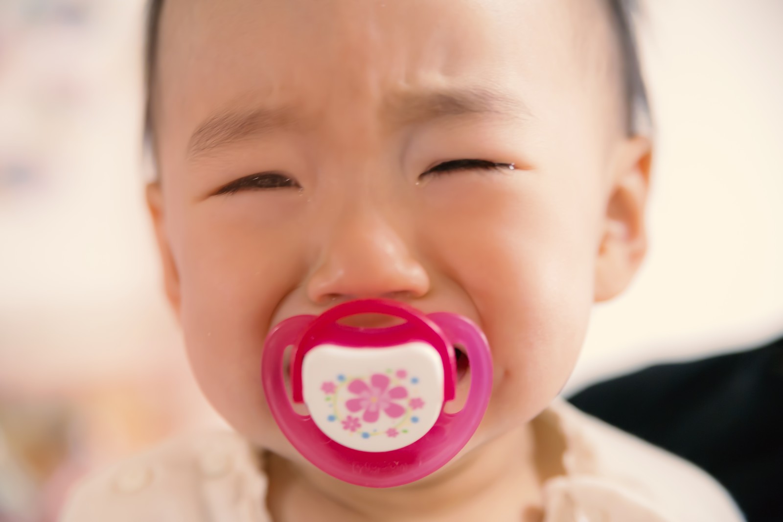 赤ちゃんが歯磨きで仰向けを嫌がる 暴れる時の対策法 ガーゼでのやり方も Maminekoblog